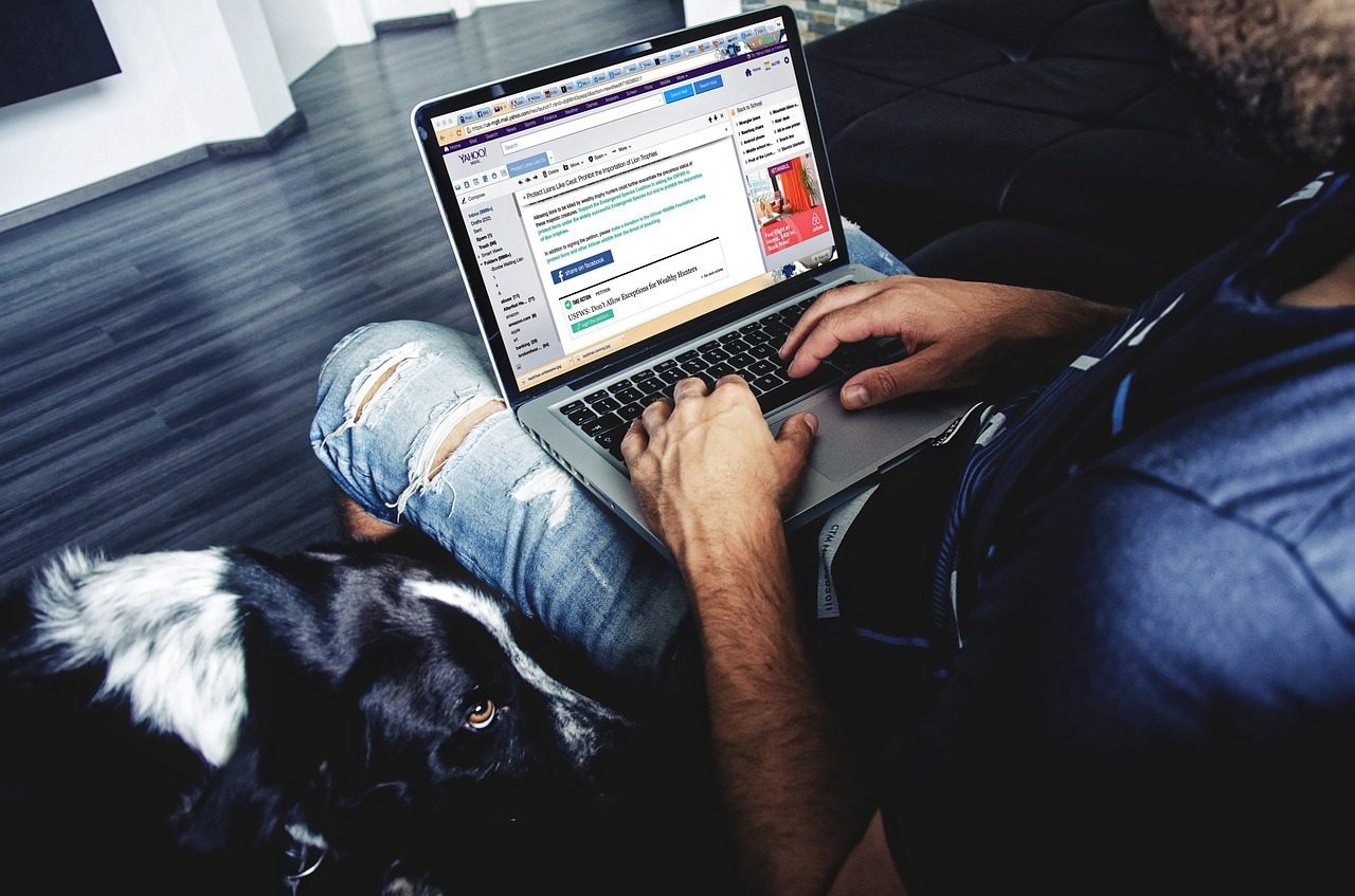 Photo d'un ordinateur portable ouvert sur un bureau